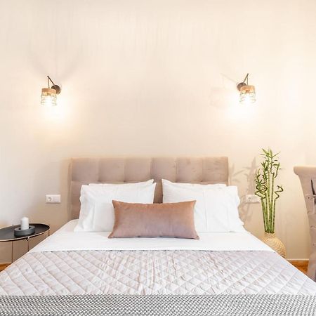 Deluxe 3-Bdrm Urban-Industrial Apt At Acropolis Athens Exterior photo