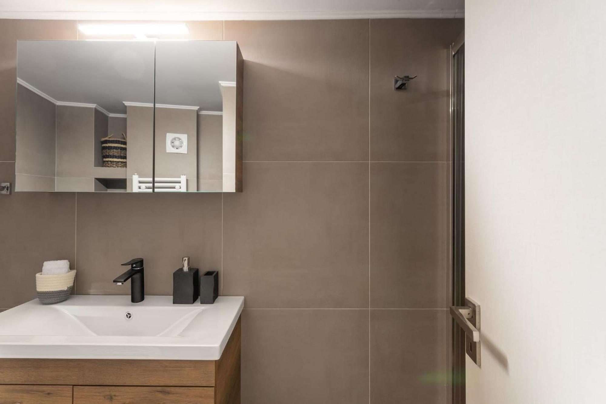 Deluxe 3-Bdrm Urban-Industrial Apt At Acropolis Athens Exterior photo