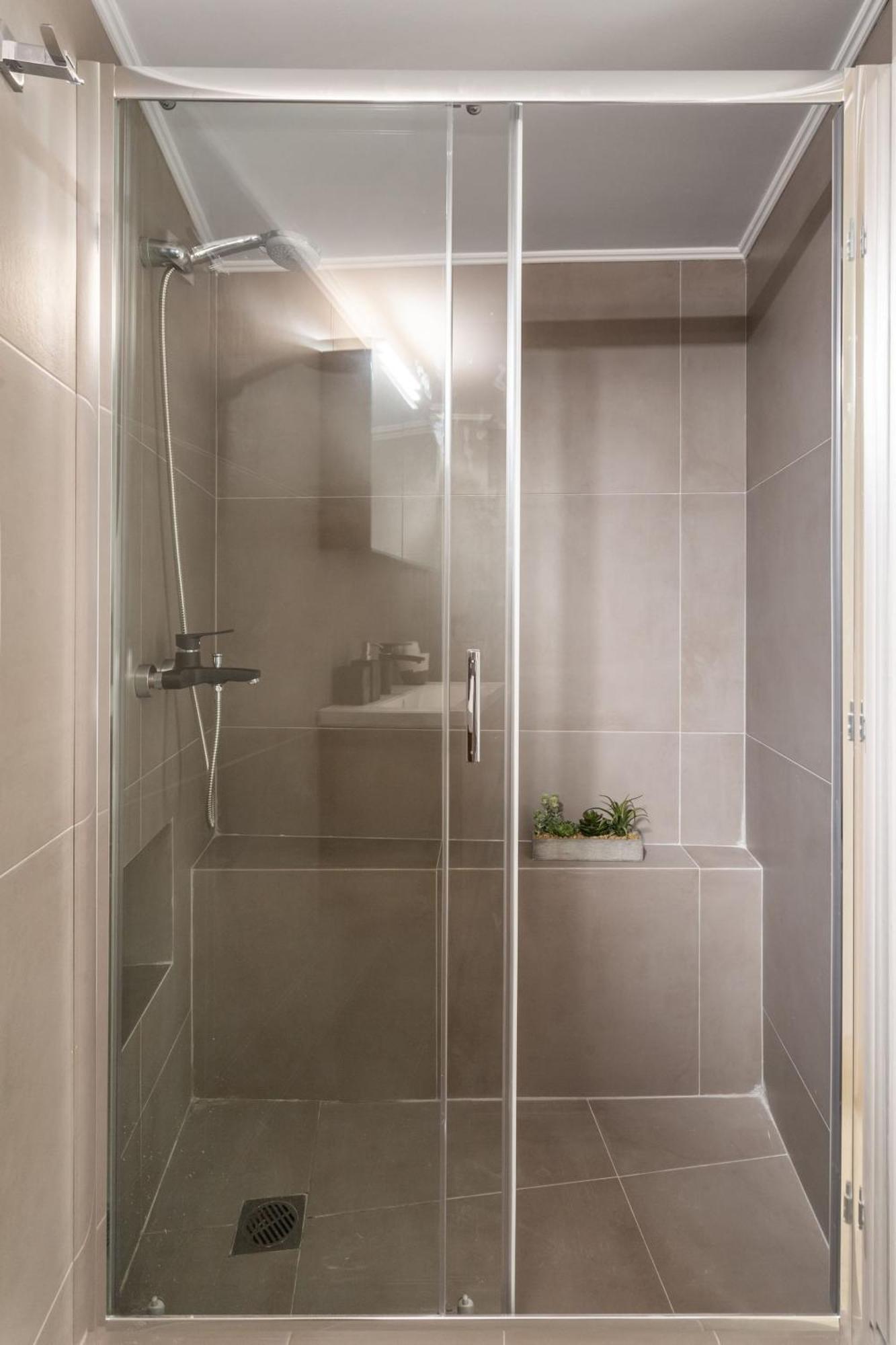 Deluxe 3-Bdrm Urban-Industrial Apt At Acropolis Athens Exterior photo