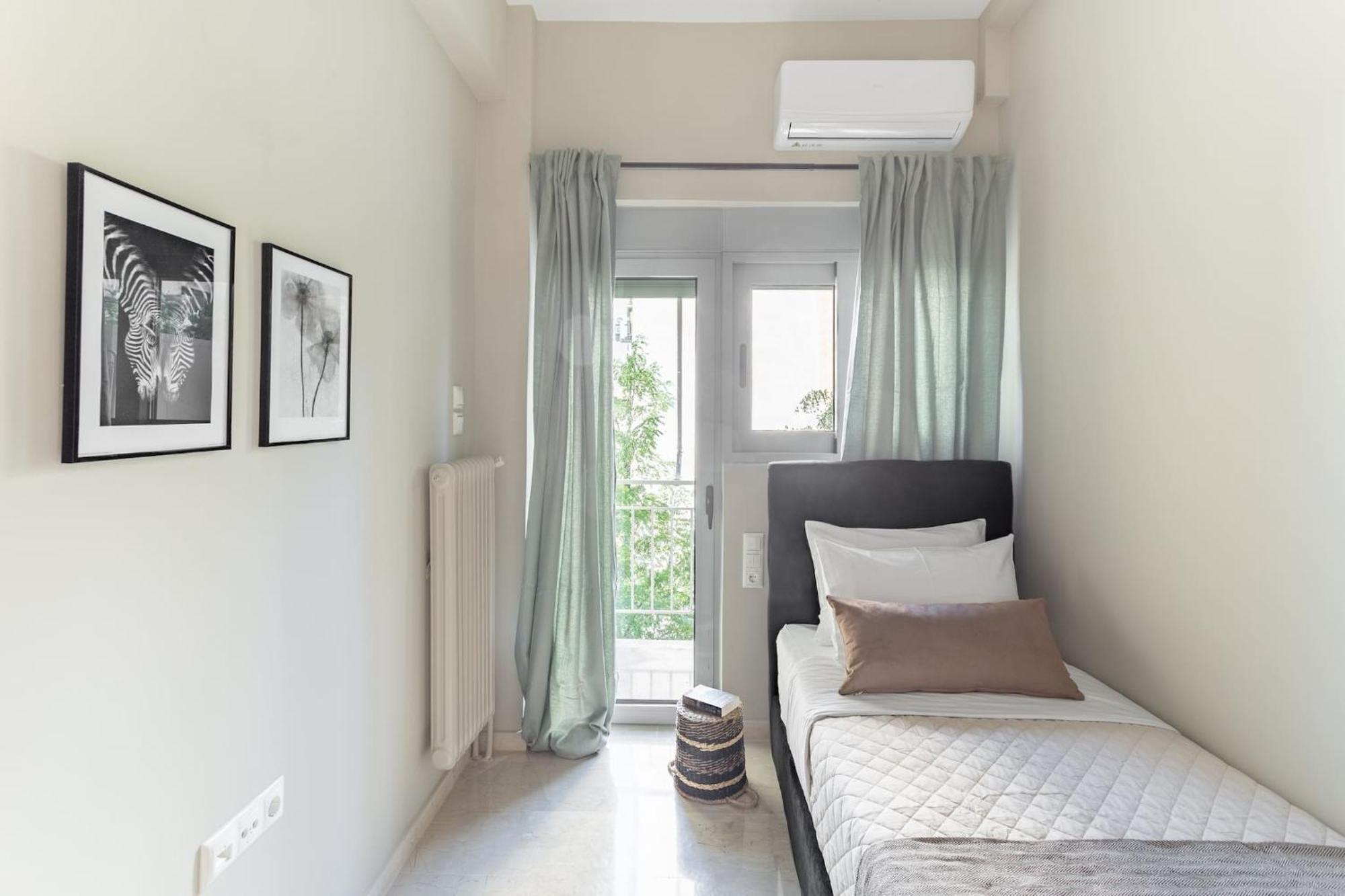 Deluxe 3-Bdrm Urban-Industrial Apt At Acropolis Athens Exterior photo