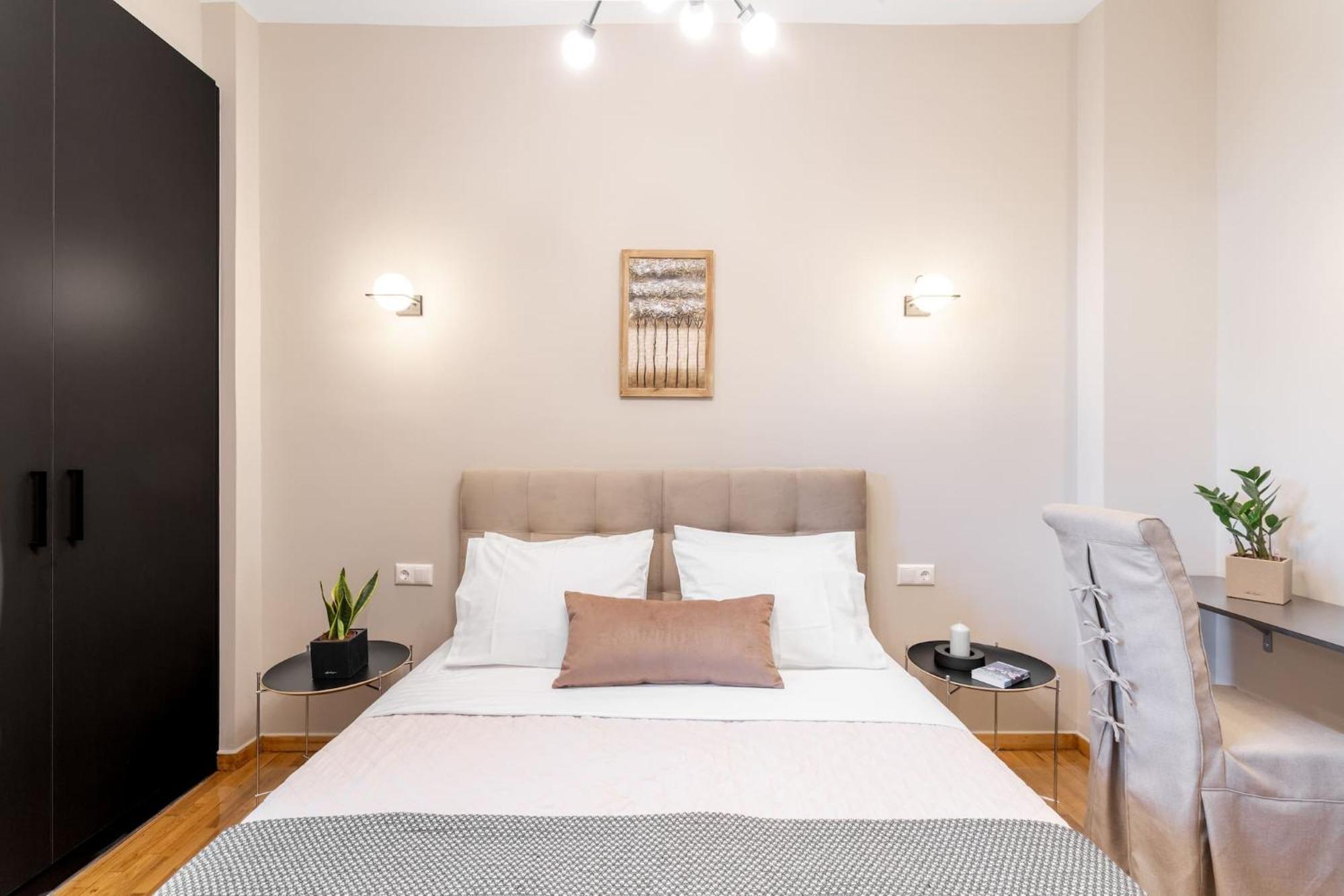 Deluxe 3-Bdrm Urban-Industrial Apt At Acropolis Athens Exterior photo