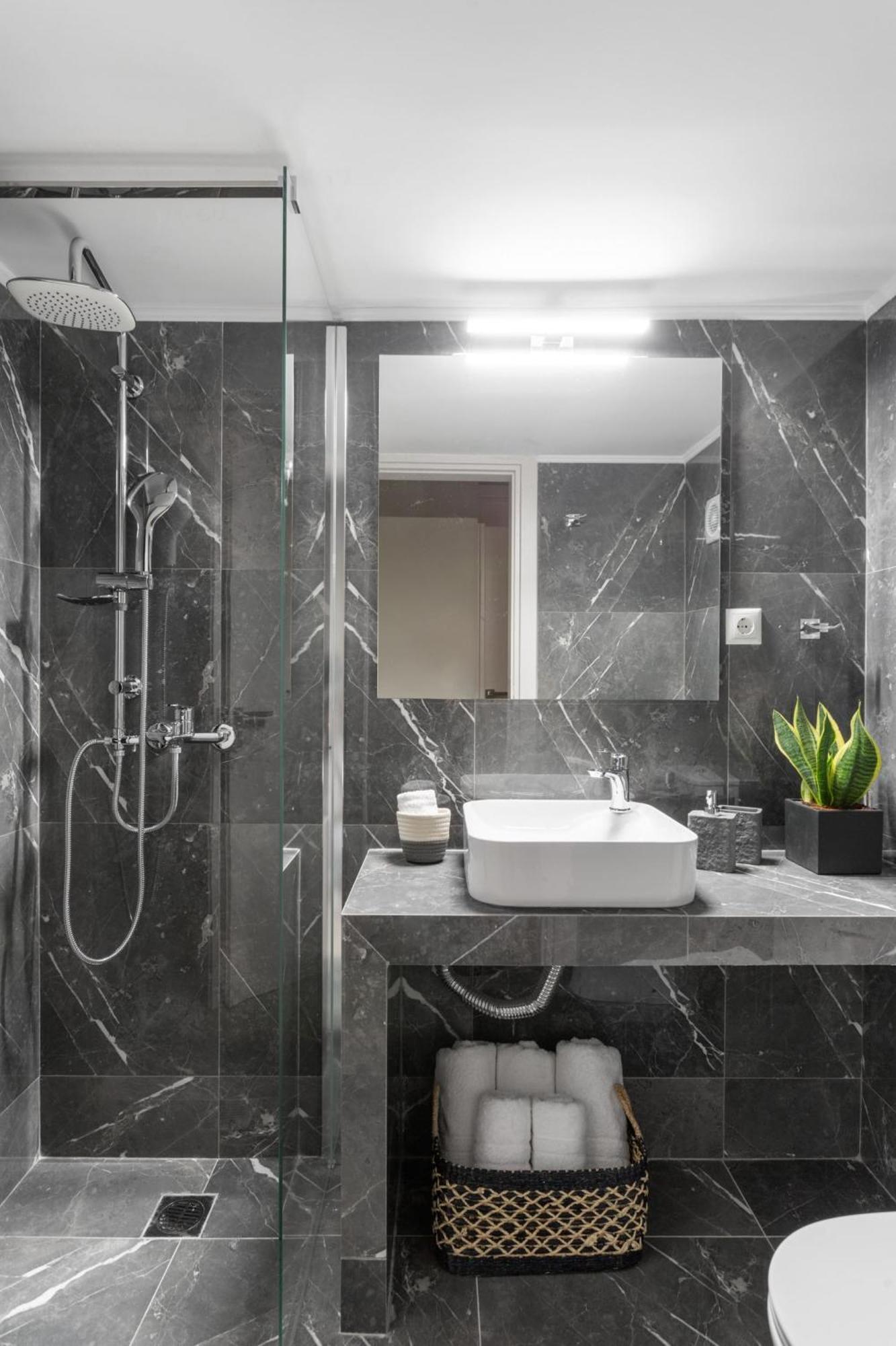 Deluxe 3-Bdrm Urban-Industrial Apt At Acropolis Athens Exterior photo