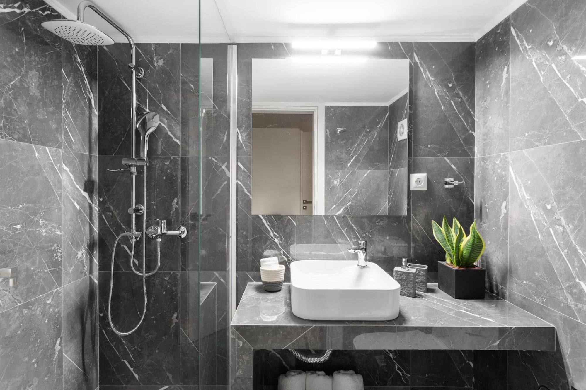 Deluxe 3-Bdrm Urban-Industrial Apt At Acropolis Athens Exterior photo